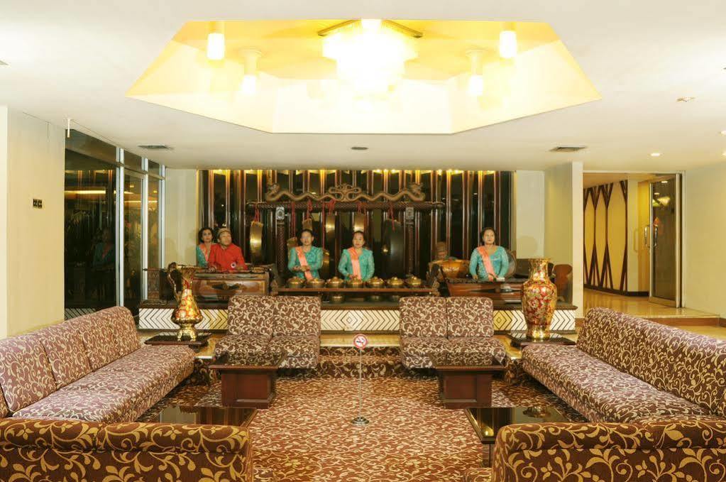 Elmi Hotel Surabaya Exterior photo